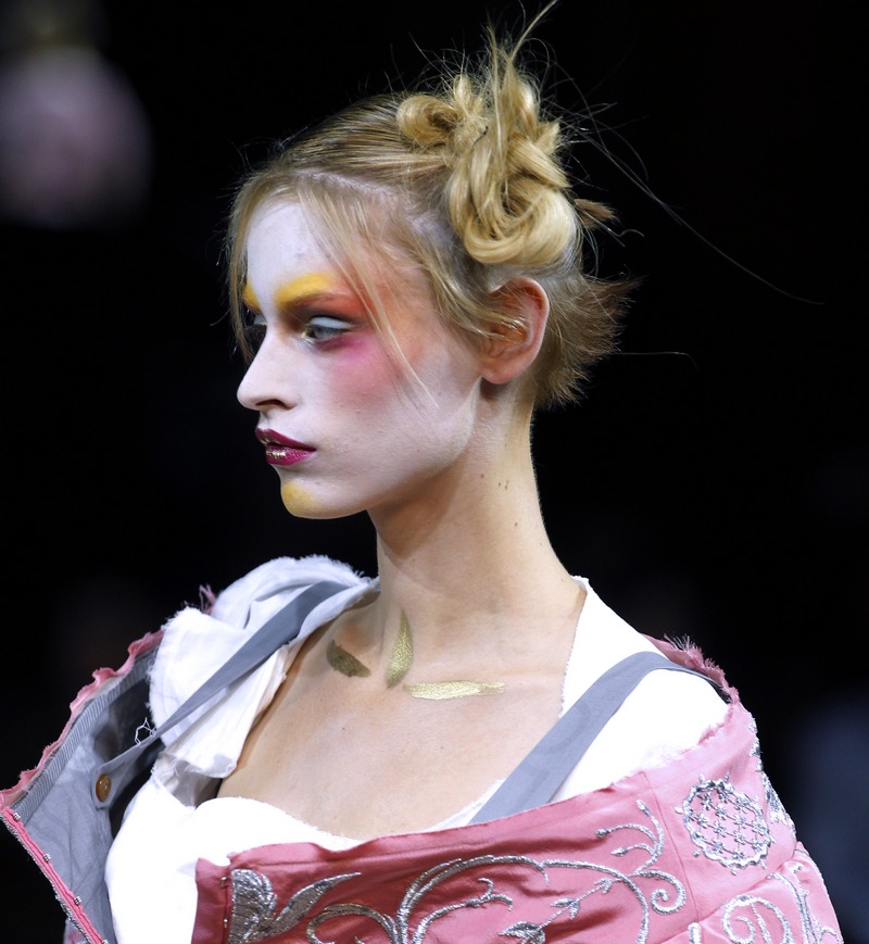 Моделей от Vivienne Westwood вряд ли можно назвать красивыми, но такой макияж точно подойдёт на Хэллоуин. Фото: PATRICK KOVARIK/AFP/Getty Images